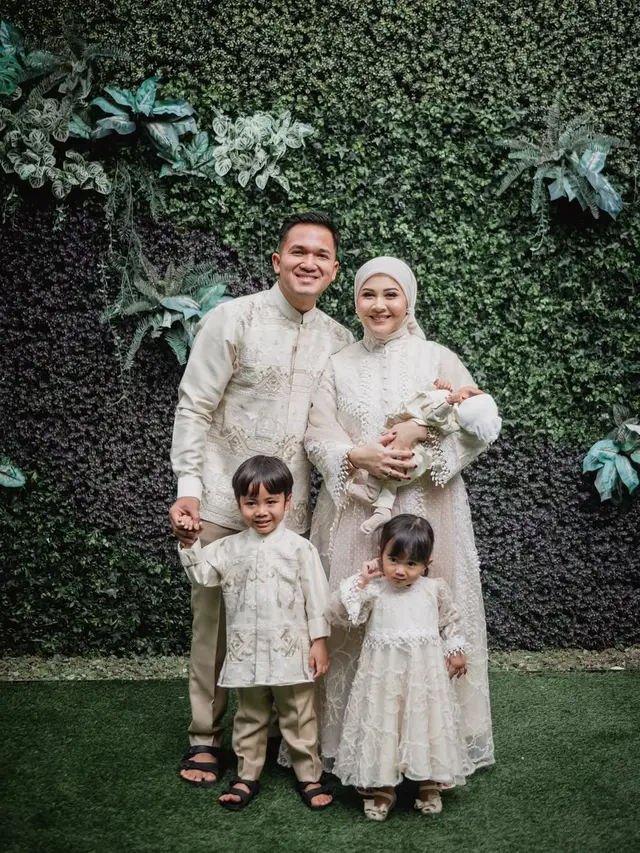 7 Model Gamis dan Setelan Hijab ala Kesha Ratuliu, Gaya Menawan untuk Ibu Muda