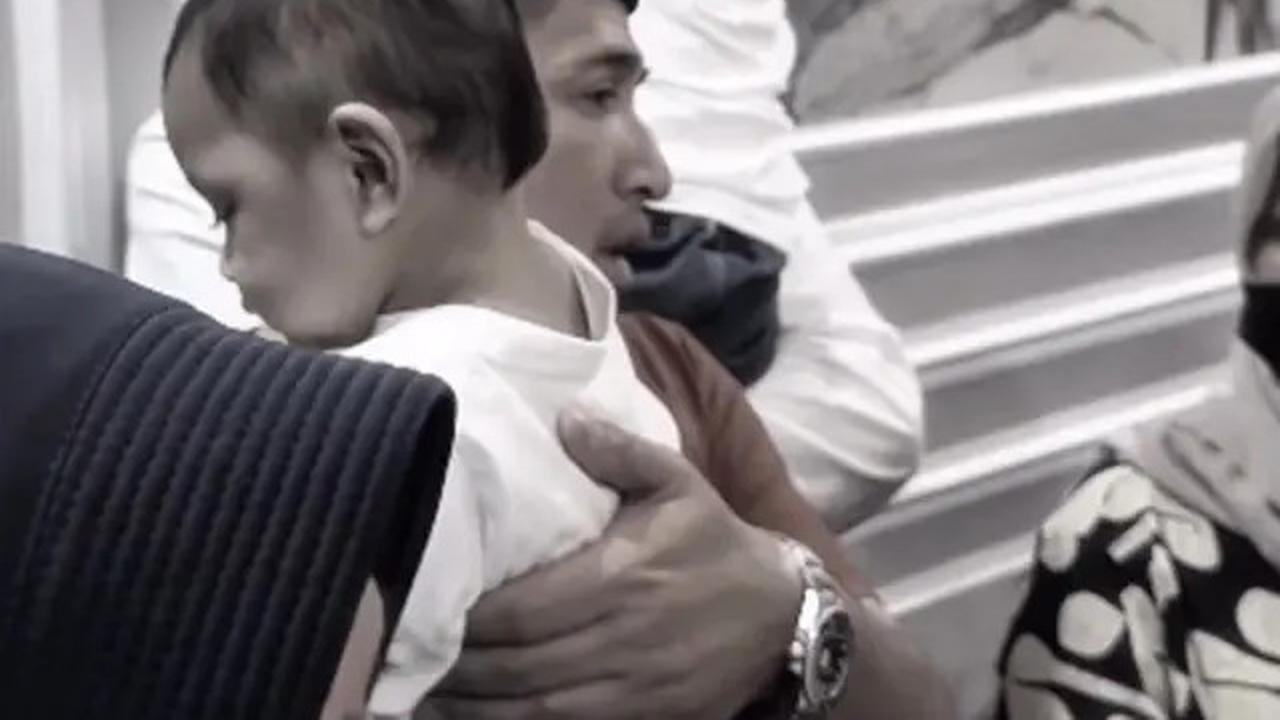 Potret Haru Bayi Kembar Mpok Alpa Digendong Raffi Ahmad dan Irfan Hakim di Rumah Duka, Anak Kedua Menangis Histeris