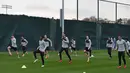 Sejumlah pemain Liverpool mengikuti sesi latihan tim jelang menghadapi Manchester City pada leg kedua babak perempatfinal Liga Champions di Melwood di Manchester, Inggris (9/4). (AFP Photo/Paul Ellis)