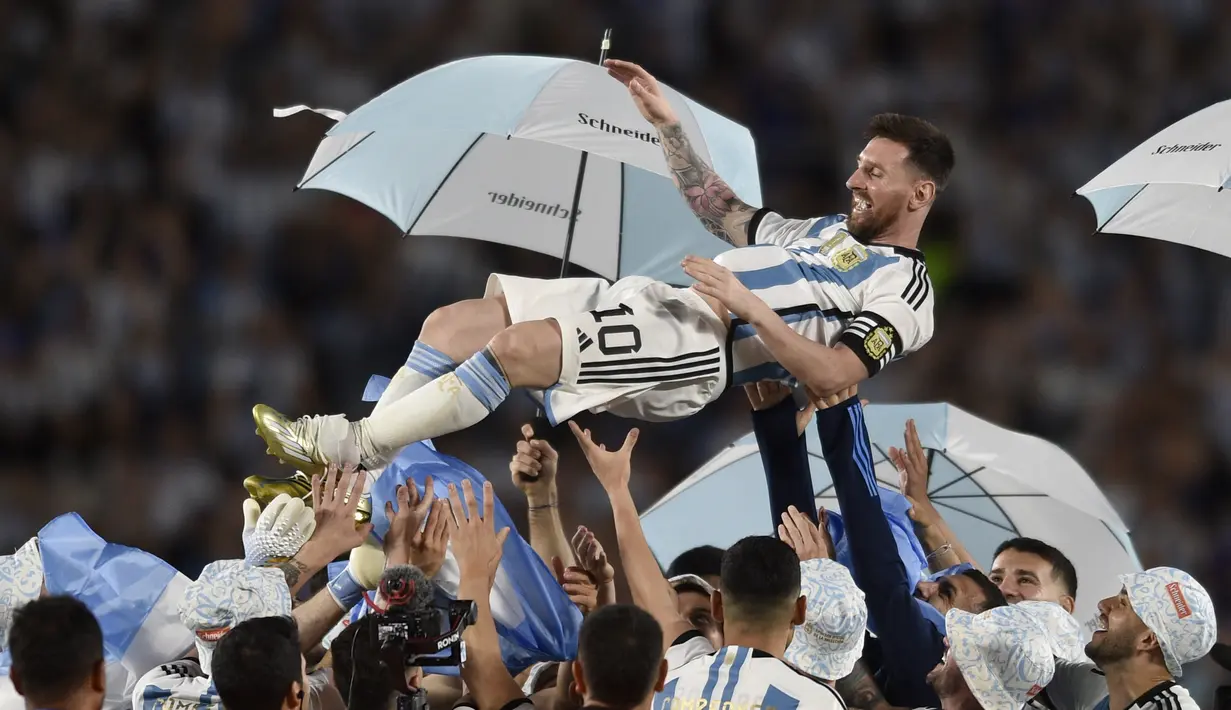 Lionel Messi baru saja mencapai gol ke-800 sepanjang karier profesionalnya, baik itu di level klub dan tim nasional. Gol historis tersebut dicetak saat membela timnas Argentina. Messi melesakkan gol bersejarahnya dengan spesial. Tendangan bebasnya di menit ke-89 meluncur mulus ke gawang Panama. (AP Photo/Natacha Pisarenko)
