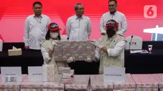 Petugas KPK menunjukkan barang bukti uang hasil sitaan dalam kasus yang menjerat Gubernur nonaktif Papua Lukas Enembe dalam jumpa pers di Gedung KPK, Jakarta Selatan, Senin (26/6/2023). (Liputan6.com/Herman Zakharia)