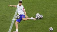 Penyerang Chelsea, Olivier Giroud menendang bola saat mengikuti sesi latihan di stadion Dragao di Porto, Portugal (28/5/2021). Chelsea  akan bertanding melawan City pada babak final Liga Champions pada Sabtu malam atau Minggu (30/5/2021) dini hari. (Michael Steele/Pool via AP)