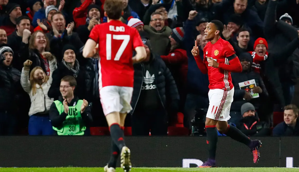Penyerang MU, Anthony Martial melakukan selebrasi usai mencetak gol keduanya ke gawang West Ham United di perempat final Piala Liga (EFL Cup) di Stadion Old Trafford, Inggris, (1/12). MU menang telak atas West Ham 4-1. (Reuters/Jason Cairnduff)