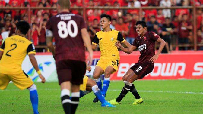 PSM Makassar menang 2-0 atas Bhayangkara pada leg kedua babak 8 Besar Piala Indonesia 2019 di Stadion Andi Mattalatta Matoangin, Jumat (3/5/2019). (Bola.com/Abdi Satria)