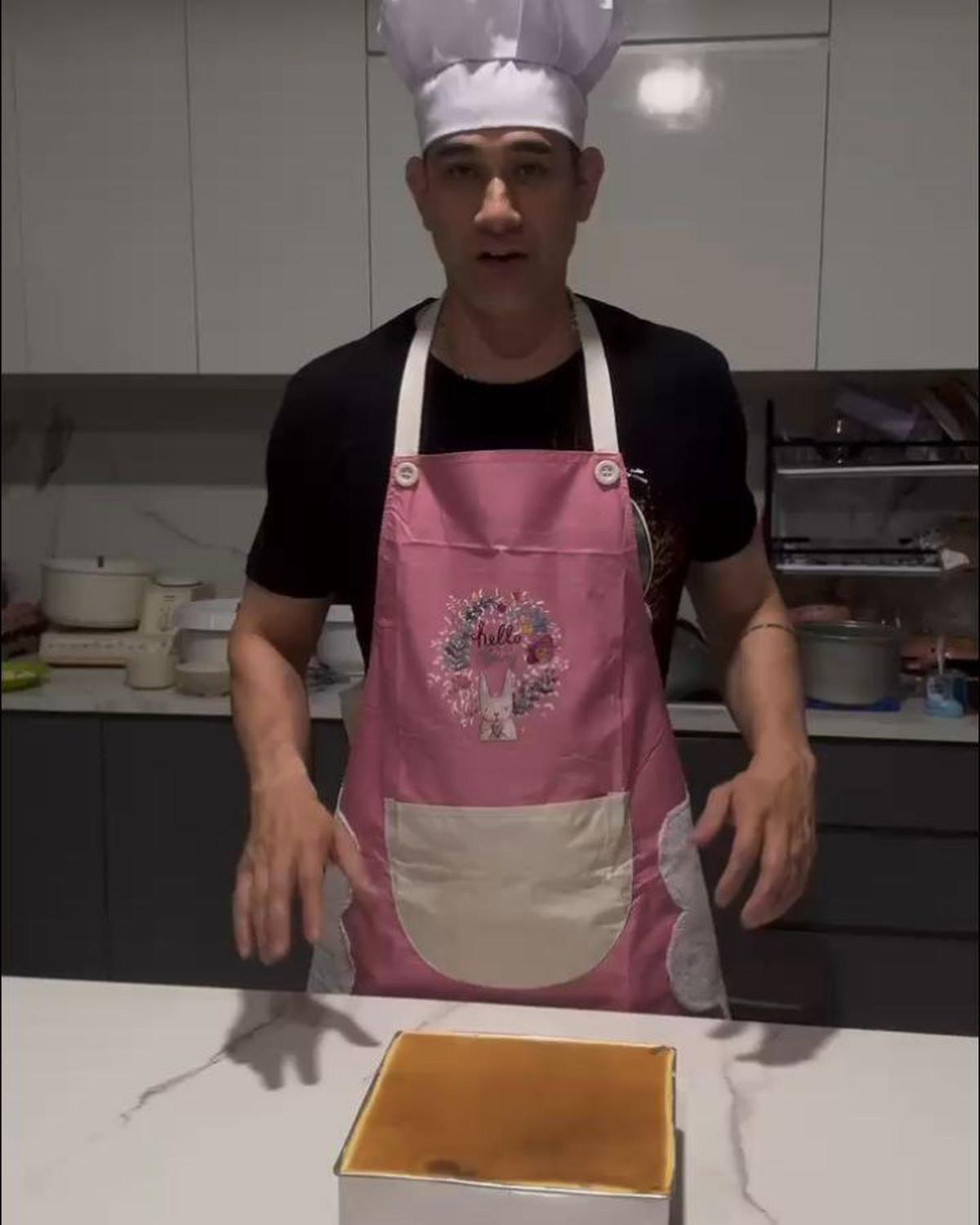 Ganteng dan Gagah, Ternyata Okan Cornelius Juga Jago Bikin Kue - Ini Aksinya saat Buat Lapis Legit