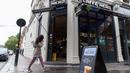 Seorang wanita melewati Caffe Nero yang dibuka kembali untuk layanan dibawa pulang (takeaway) di Maida Vale di London, Inggris (10/6/2020). Beberapa kedai kopi di Inggris telah dibuka kembali untuk pengiriman atau layanan takeaway dengan mengikuti aturan jaga jarak sosial. (Xinhua/Han Yan)