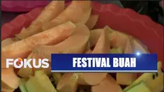 Masyarakat Lamongan, Jawa Timur, menggelar festival buah sebagai rasa syukur karena panen melimpah.