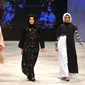 Model mengenakan busana rancangan Zaskia Sungkar pada Indonesia Fashion Week (IFW) 2016 di JCC Senayan, Jakarta, Jum'at, (11/03). Zaskia Sungkar menampilkan busana - busana muslim yang bertema hitam-putih. (Liputan6.com/Faisal R Syam)