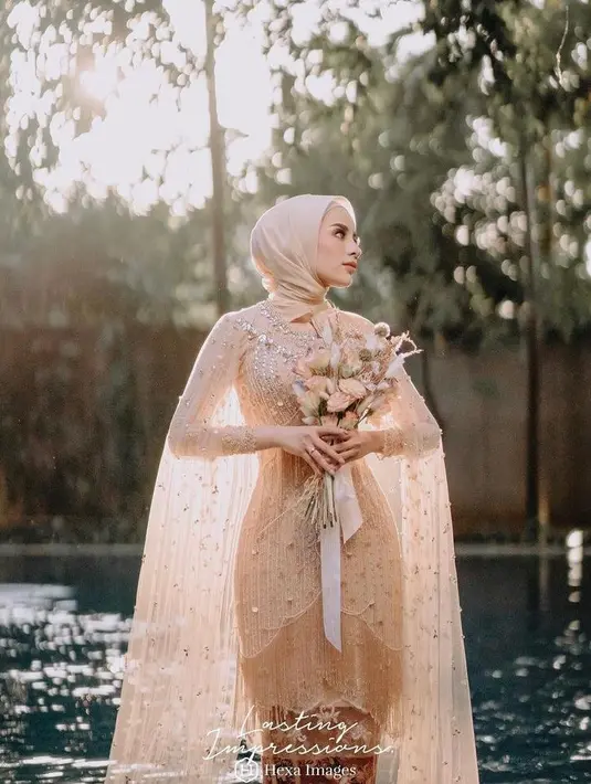Sontek kebaya payet modern warna nude dengan potongan cape dan perpaduan rok batik sarimbitan dari Aghnia Punjabi. (Instagram/aghniapunjabi).