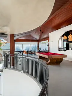 Sebuah destinasi gaya hidup di mana hari berjalan perlahan dan malam hadir dengan kebersamaan yang mengalir alami, dengan ruang-ruang sosial yang terbuka bagi tamu maupun komunitas lokal.