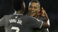 Penyerang Real Madrid, Kylian Mbappe, merayakan gol yang dicetaknya bersama Vinicius Junior dalam laga melawan Celta Vigo dalam lanjutan La Liga Spanyol di Balaidos Stadium, Sabtu (19/10/2024). Real Madrid menang 2-1 dalam pertandingan ini. (AP Photo/Lalo R. Villar)