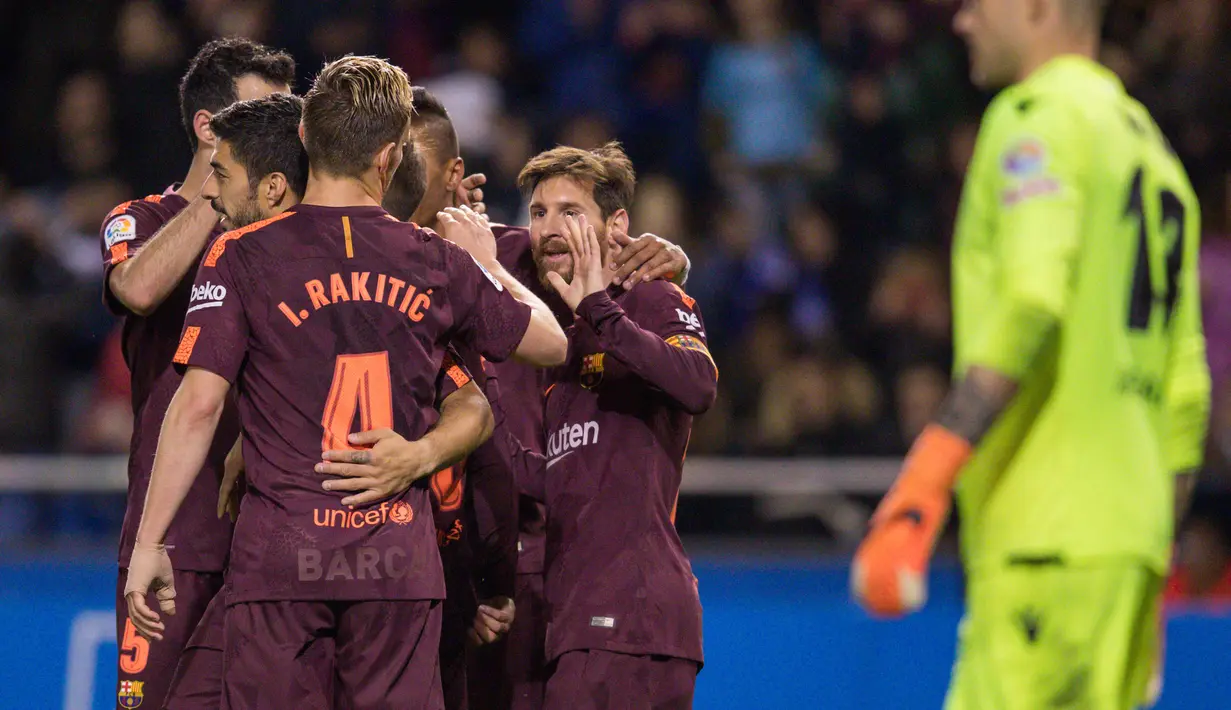 Pemain Barcelona Lionel Messi merayakan golnya bersama rekan setimnya saat melawan Deportivo dalam pertandingan La Liga Spanyol di stadion Riazor, Spanyol (29/4). Barcelona menang 4-2 atas Deportivo La Coruna. (AP/Lalo R. Villar)