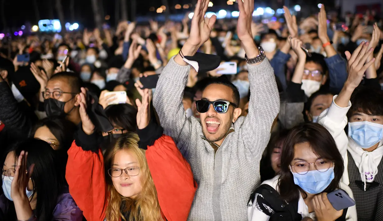 Orang-orang bereaksi saat sebuah band tampil pada Festival Musik Rye yang digelar selama dua hari di Beijing pada 18 Oktober 2020. (Photo by Noel Celis / AFP)