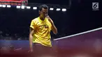 Pebulu Tangkis Indonesia, Tommy Sugiarto tertunduk saat melawan unggulan kelima Indonesia Open 2019, Chen Long (China) di Babak 32 besar Indonesia Open 2019 di Istora Senayan, Jakarta, Rabu (17/7/2019). Tommy gagal melaju setelah kalah 20-22, 21-14. 16-19, 17-21. (Liputan6.com/Helmi Fitrhiansyah)