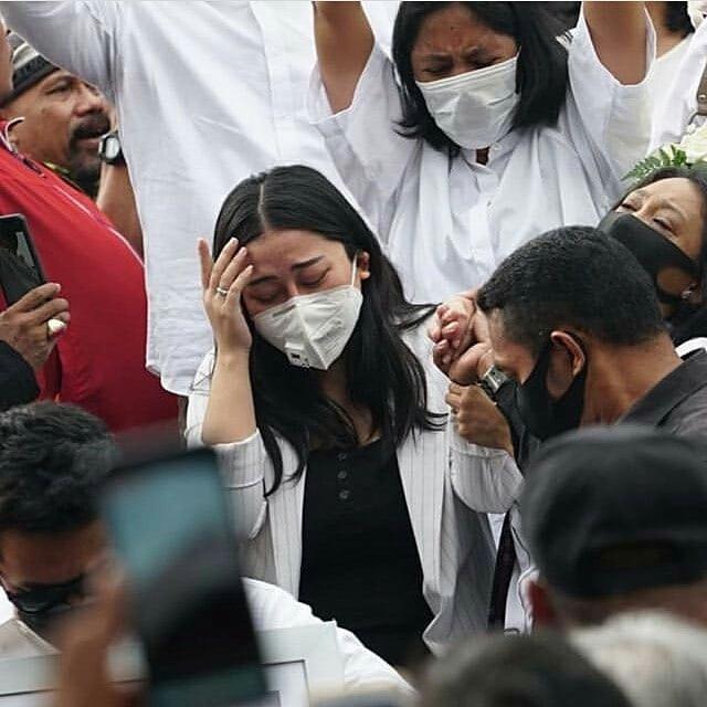 6 Potret Ketegaran Mutia Ayu Saat Melepas Kepergiaan Jenazah Glenn Fredly