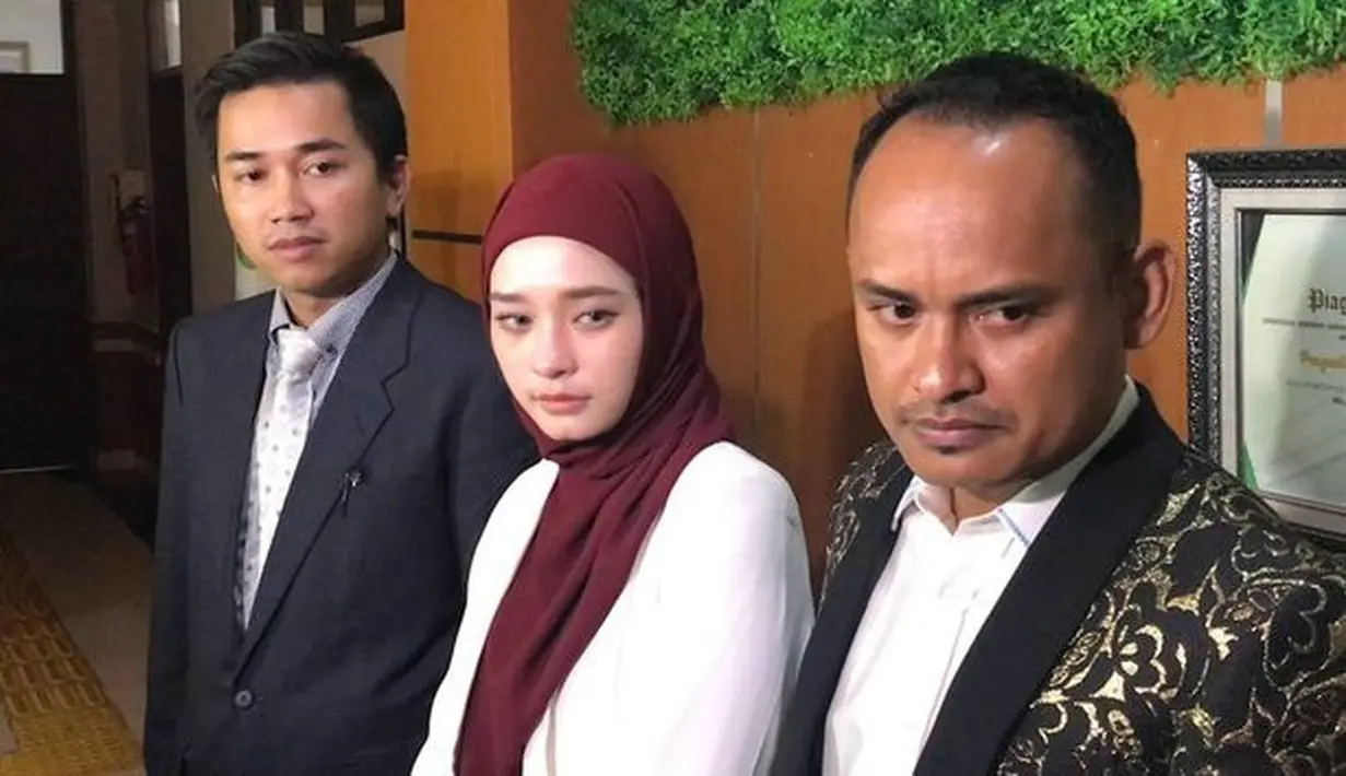 Alasan lagu tersebut dipilih karena liriknya diciptakan Virgoun terinspirasi dari Inara dan anak-anaknya. Besar pembagian royalti sebesar 50 persen. [Foto: KapanLagi.com/Adi Abbas Nugroho]