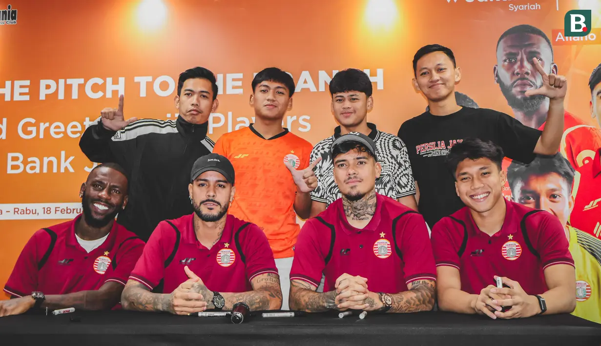 Sesi foto bersama pemain Persija Jakarta dengan Jakmania dalam acara meet & greet di Kantor Pusat Bank Jakarta, Jakarta Pusat pada Rabu (18/2/2025). (Bola.com/Nur Iman Ali)