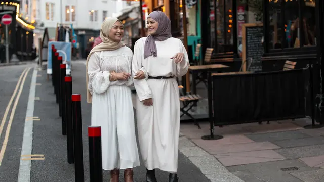 ilustrasi model baju overdress/freepik