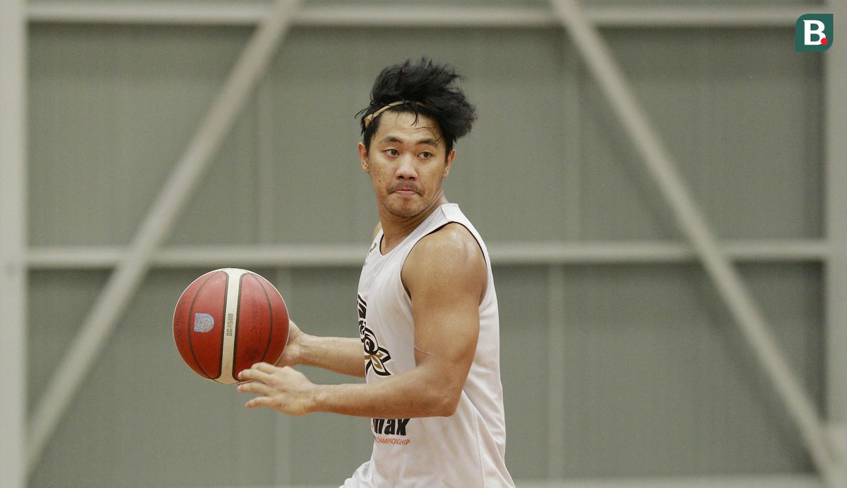 Pebasket West Bandits, Rizki Akbar Maulana, saat latihan di Aim High Stadium, Tangerang, Kamis (20/5/2021). Latihan tersebut merupakan persiapan jelang melakoni laga babak play-off IBL 2021. (Bola.com/M Iqbal Ichsan)