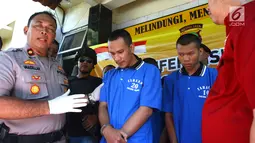 Kapolsek Benda Kompol Ubaidillah (kiri) menginterogasi Abil, tersangka kejahatan begal spesialis handphone di Mapolsek Benda, Tangerang, Banten, Senin (19/11). Polisi menyita barang bukti handphone dan celurit. (Liputan6.com/Fery Pradolo)