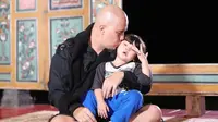 Mulan Jameela mengunggah potret saat Ahmad Dhani sedang mencium anaknya (Dok.Instagram/@mulanjameela1/https://www.instagram.com/p/B4wH21iHtJC/Komarudin)