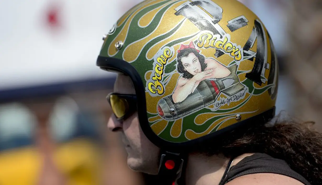 Menggunakan helm bermotif unik, salah satu pengendara motor besar Harley Davidson berparade di jalanan kota untuk merayakan Barcelona Harley Days 2014, (6/7/2014). (AFP PHOTO/Josep Lago)