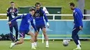 Pemain Inggris John Stones (kiri) bersama Jack Grealish, Harry Kane saat sesi latihan di St George's Park, Burton upon Trent, Inggris, Senin (5/7/2021). Inggris akan melawan Denmark pada pertandingan semifinal Euro 2020. (AP Photo/Rui Vieira)