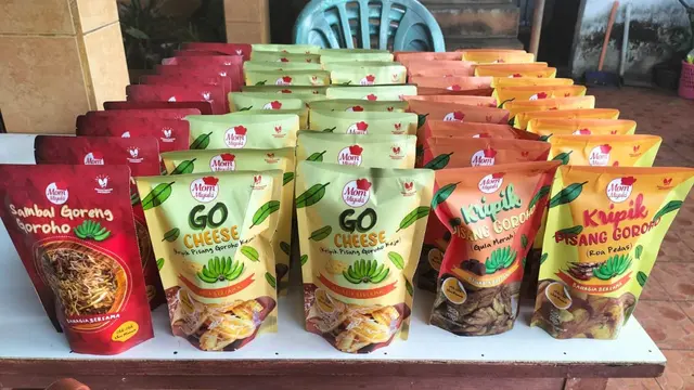Berawal dari jualan nasi kuning di pinggir jalan kota Manado, Rey Maya Veronika sekarang memiliki penghasilan hingga puluhan juta dari usaha produk olahan Pangan yang diberi nama “Miyuki”.