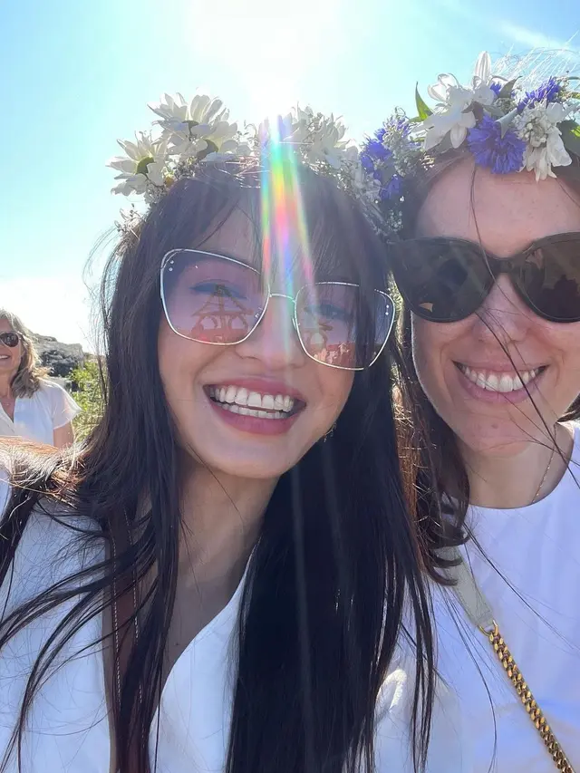 7 Potret Seru Raline Shah Rayakan Festival Midsommar di Swedia Ini Tampil Menawan