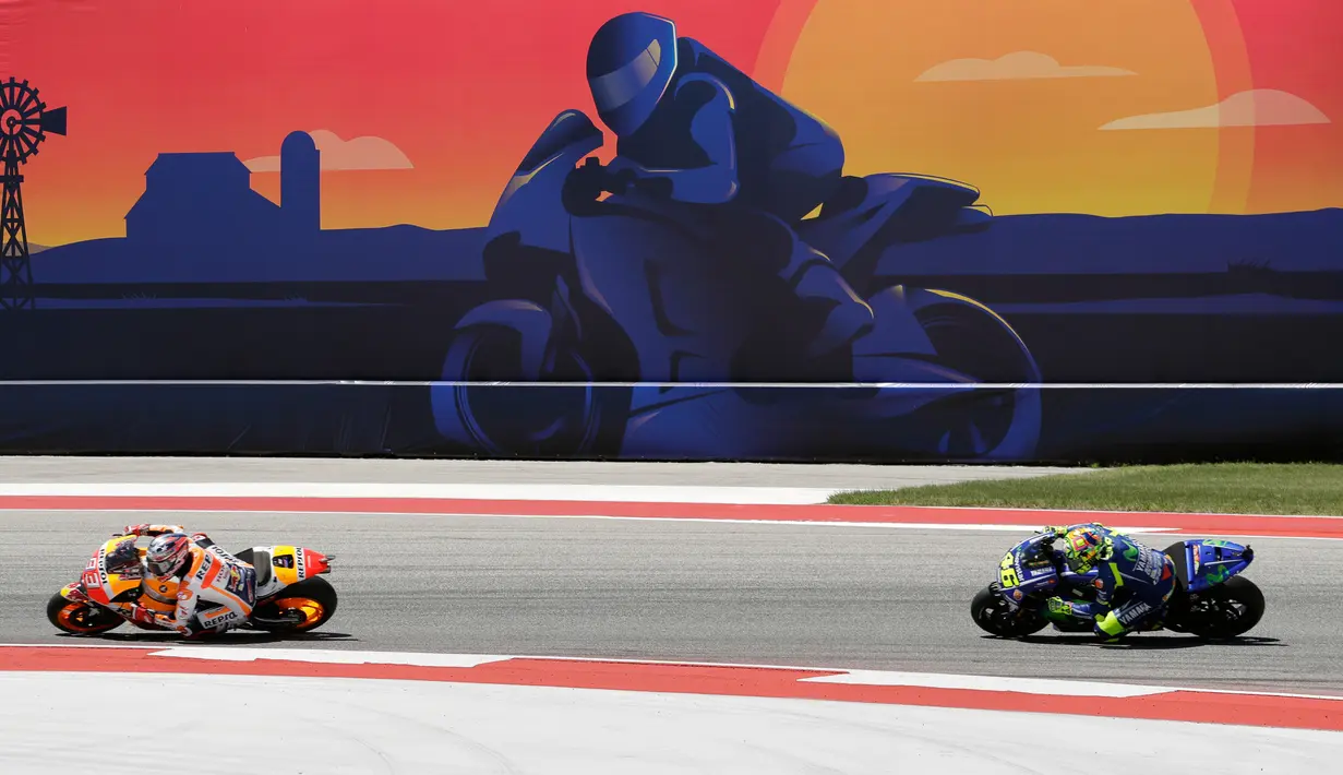 Marc Marquez, berusaha melaju dengan motor saat dikejar oleh pembalap Valentino Rossi saat bertarung pada MotoGP Amerika di Austin, Texas, (23/4). Valentino Rossi meraih Posisi kedua dan posisi ketiga ditempati Dani Pederosa. (AP Photo/Eric Gay)