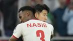 Ekspresi kecewa pemain Korea Selatan, Son Heung-min (kanan) saat dipeluk pemain Yordania, Abdallah Nasib setelah laga semifinal Piala Asia 2023 di Ahmad Bin Ali Stadium, Doha, Qatar, Selasa (06/02/2024). Korea Selatan kalah dengan skor 0-2. (AP Photo/Aijaz Rahi)