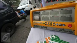 Petugas menempatkan sebuah alat khusus pengukur tingkat pencemaran udara saat uji emisi di Jalan Proklamasi, Jakarta, Selasa (6/10/2015). Uji emisi gratis tersebut bertujuan untuk mengevaluasi kualitas udara perkotaan. (Liputan6.com/Immanuel Antonius)