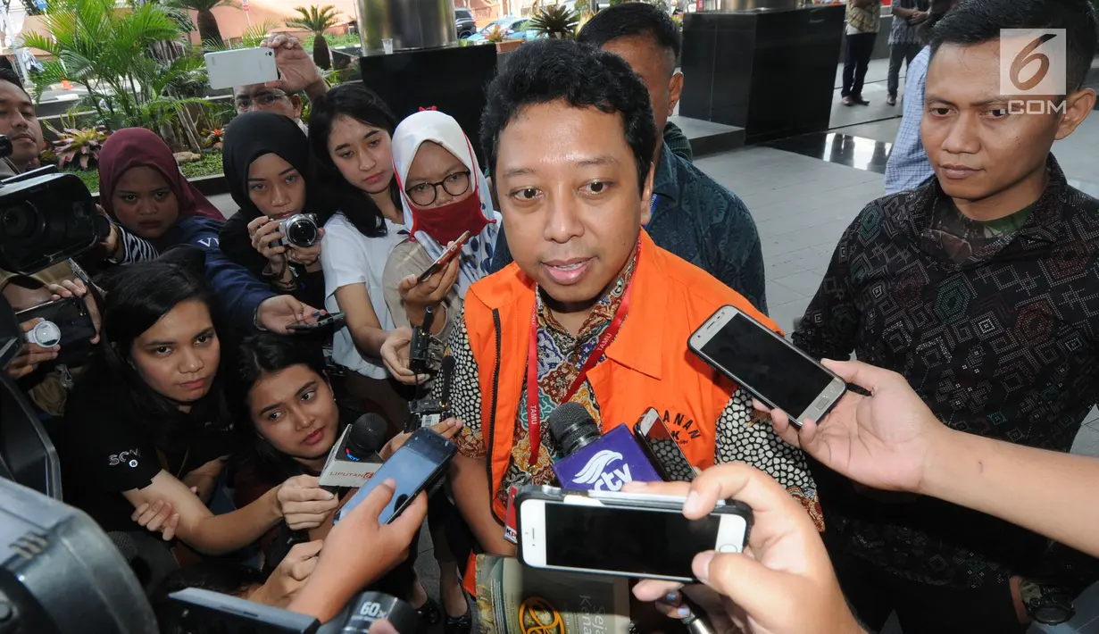 Mantan Ketum PPP, Romahurmuziy menjawab pertanyaan para pewarta setibanya di Gedung KPK, Jakarta, Jumat (22/3). Rommy diperiksa perdana sebagai tersangka suang pengisian jabatan di lingkungan di Kementerian Agama RI. (merdeka.com/Dwi Narwoko)