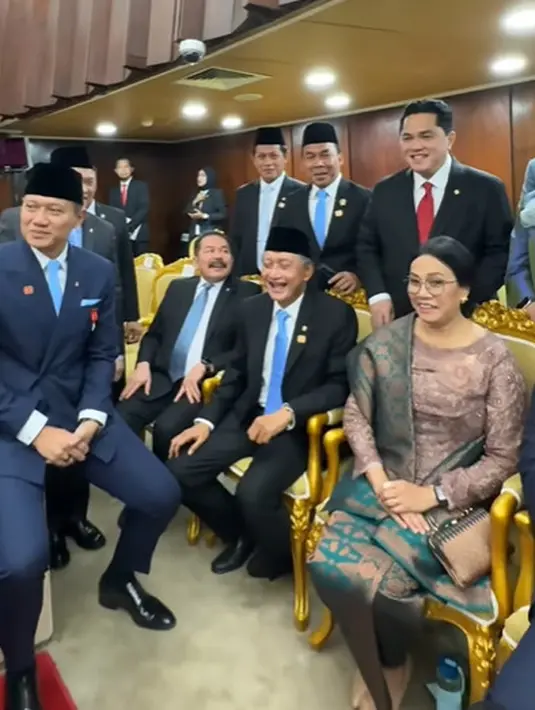 Sri Mulyani pilih kenakan kebaya kurung berwarna cokelat. Dipadu dengan kain songket hijau copper sebagai bawahan dan selendang bahu [@agusyudhoyono]