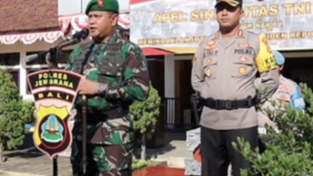 komandan tni bagi-bagi uang
