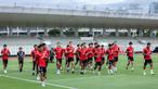 Sejumlah pemain Timnas Indonesia U-22 melakukan latihan perdana menjelang SEA Games 2025 di Stadion Madya, Kompleks Stadion Utama Gelora Bung Karno (SUGBK), Senayan, Jakarta, Selasa (11/11/2025). Sebanyak 33 pemain mengikuti sesi tersebut untuk selanjutnya diseleksi menjadi 23 pemain sebelum dibawa ke Thailand. (Bola.com/Bagaskara Lazuardi)