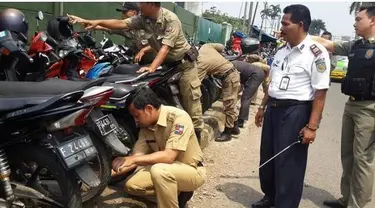  Menjamurnya parkir liar yang berdampak kemacetan di seputar Stasiun Besar Bogor membuat Wali Kota Bogor Bima Arya Sugiarto geram. Secara mendadak, Bima menertibkan parkir liar di sepanjang Jalan Mayor Oking dengan menggembosi ban sepeda motor yang berder