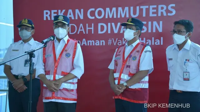 Menteri Perhubungan, Budi Karya Sumadi meninjau pelaksanaan vaksinasi massal di Stasiun Manggarai.