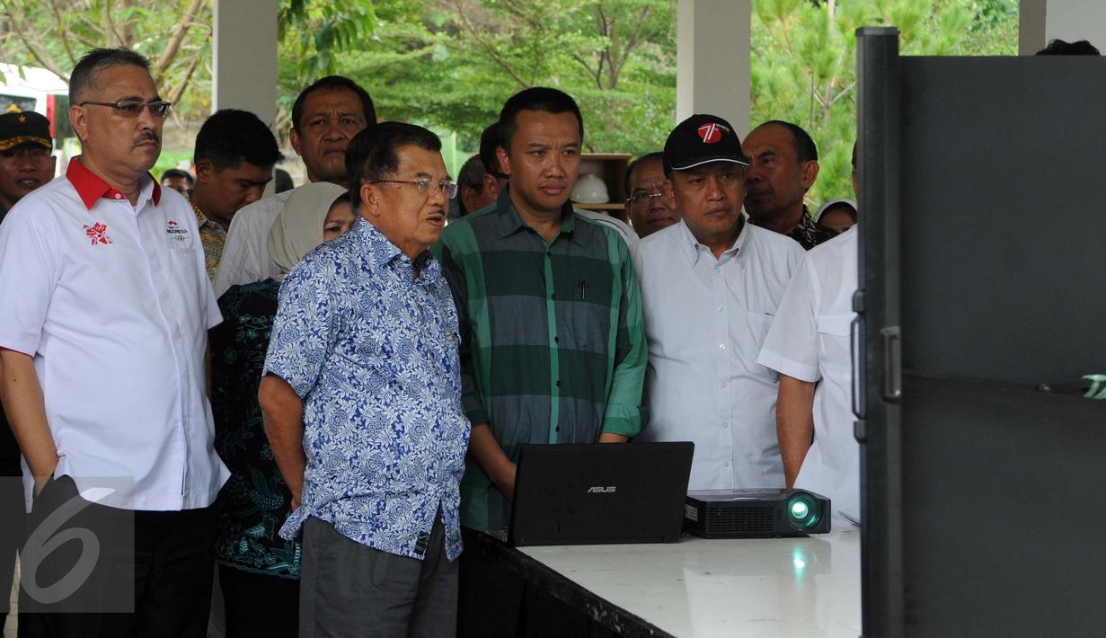 Wapres RI Jusuf Kalla ketika meninjau proyek P3SON di Hambalang, Sentul, Jawa Barat, Minggu (4/9). Proyek Hambalang tidak bisa dihentikan, karena dana yang sudah dikeluarkan mencapai Rp 1 triliun. (Liputan6.com/Helmi Afandi)
