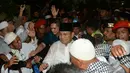 Jamaah Pondok Pesantren Al-Qodiri menyerbu Prabowo Subianto untuk melihat lebih dekat dan bersalaman dengan calon presiden RI nomor urut 1 , Jawa Timur, Kamis (5/6) (Liputan6.com/Johan Tallo)