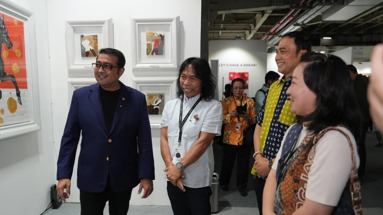 Menteri Ekraf Teuku Riefky Harsya saat membuka ArtMoments Jakarta 2026 di Jakarta