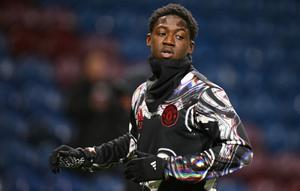 Gelandang Manchester United asal Inggris bernomor punggung 37, Kobbie Mainoo, melakukan pemanasan sebelum pertandingan Liga Inggris antara Burnley dan Manchester United di Turf Moor, Burnley, barat laut Inggris pada 7 Januari 2026. (Oli SCARFF/AFP)