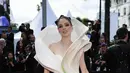 Coco Rocha tiba di karpet merah Festival Film Cannes ke-77 dalam balutan gaun bunga yang hidup. (Valery HACHE / AFP)
