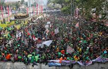 FOTO: Depan Patung Kuda Arjuna bak Lautan, Begini Penampakan Massa Ojek Online Saat Tumpah Ruah ke Jalan