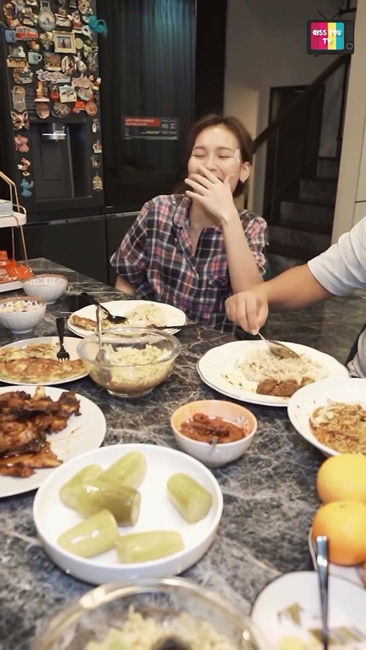 Perlihatkan Kedekatan Dengan Keluarga Sambil Tebak-Tebakan Kocak, Ini Momen Sahur Ayu Ting Ting