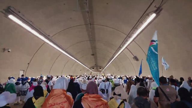 Jemaah haji di Mina untuk melakukan lempar jumrah.