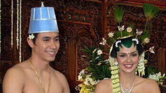 [Bintang] Donna Agnesia dan Darius Sinathrya