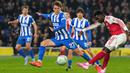 Tendangan keras Saka dari sisi kiri muka gawang Brighton gagal diantisipasi secara sempurna dan masuk melalui celang kolong kaki kiper Bart Verbruggen. (AP Photo/Alastair Grant)