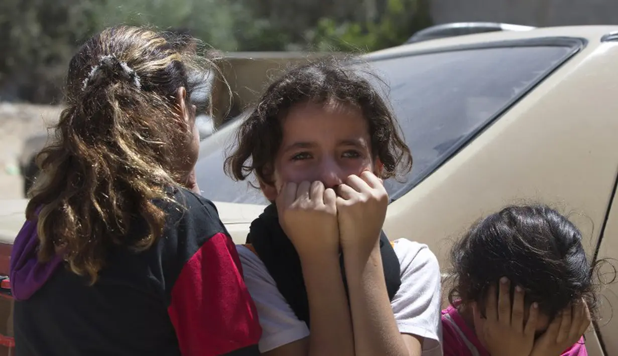 Gadis-gadis kecil Palestina berkabung sebelum pemakaman paman mereka yang terkena serangan udara Israel (14/07/2014) (AFP PHOTO/MAHMUD Hams)