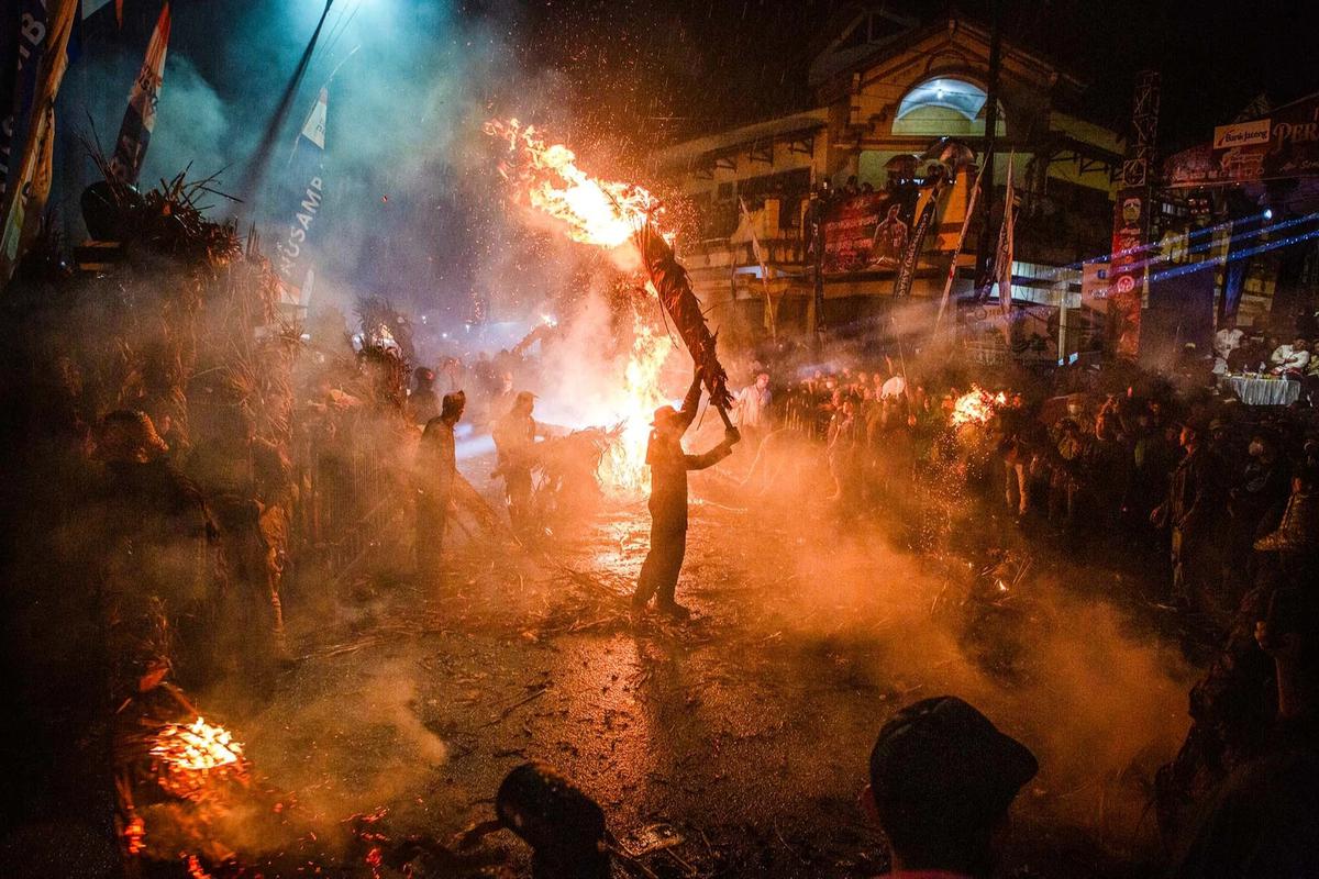 FOTO: Keseruan Tradisi Perang Obor Pikat Ribuan Warga di Jepara